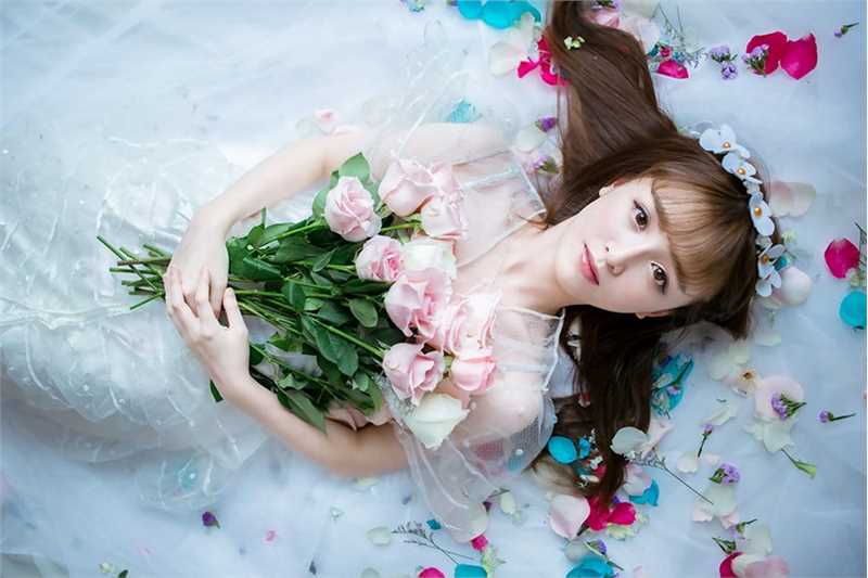 优质甜美女孩室内唯美清丽动人图片