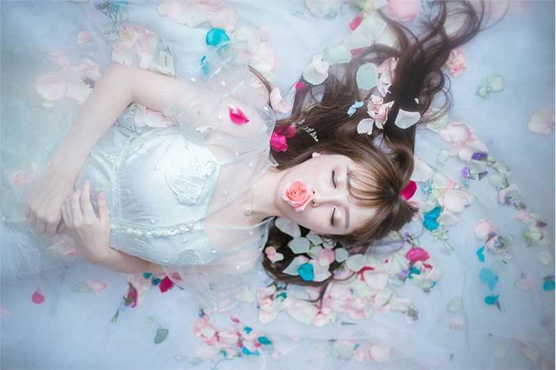 优质甜美女孩室内唯美清丽动人图片