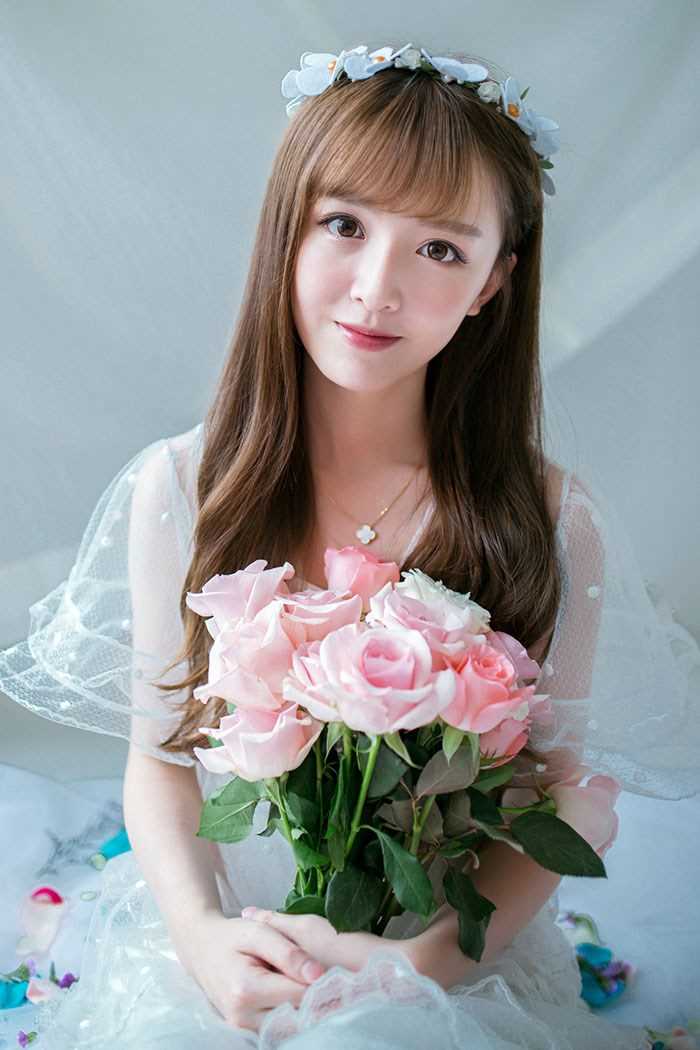 优质甜美女孩室内唯美清丽动人图片