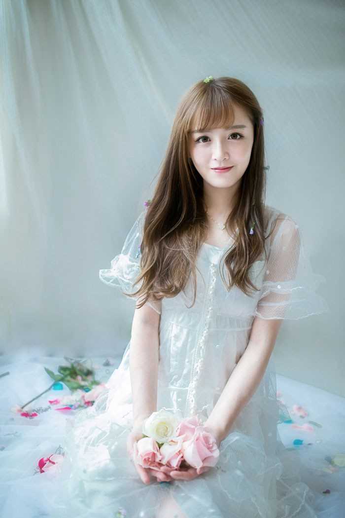 优质甜美女孩室内唯美清丽动人图片