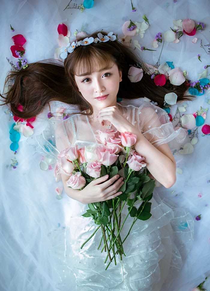 优质甜美女孩室内唯美清丽动人图片