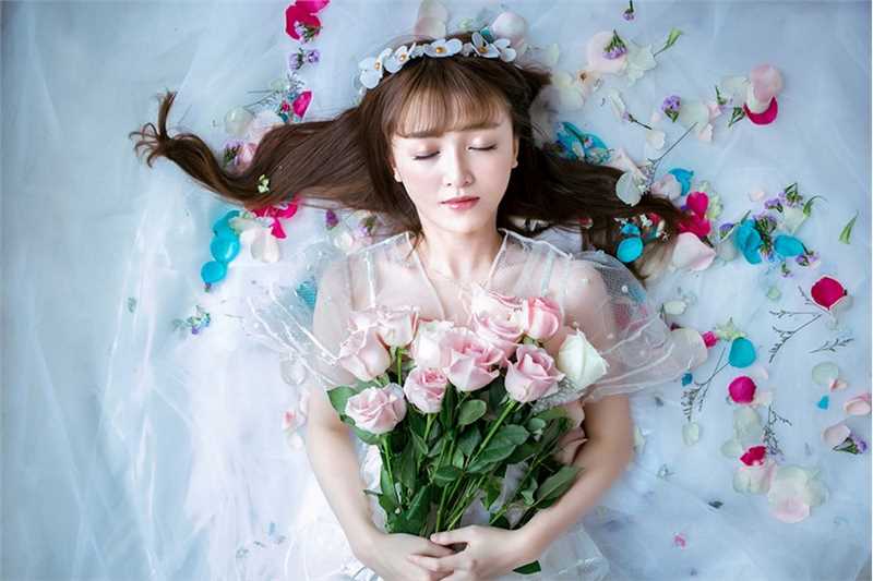 优质甜美女孩室内唯美清丽动人图片