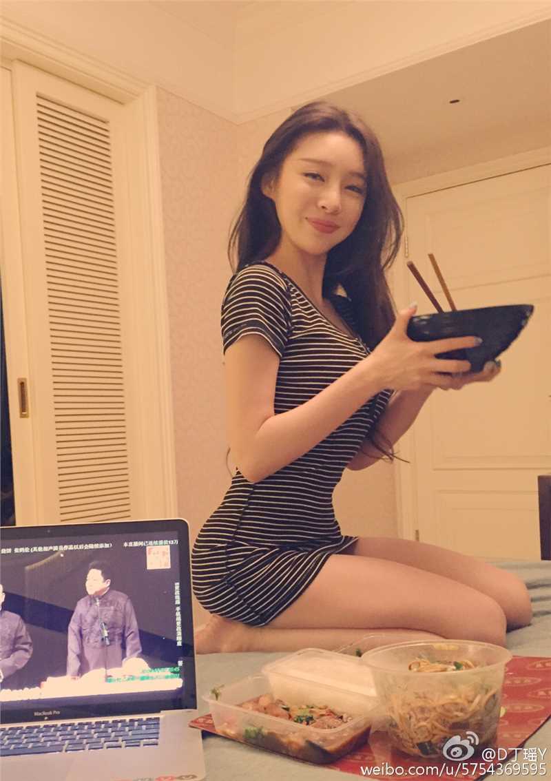 精选极品金发美女丁瑶居家甜美可人美照图册