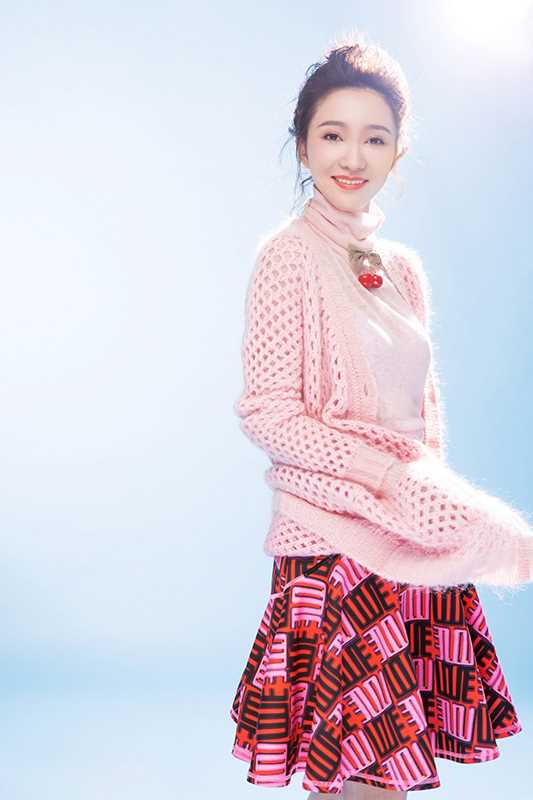 精选氧气美女卢莹高清展甜美笑容图册