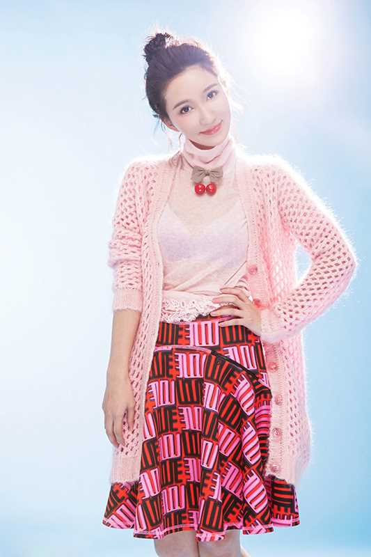 精选氧气美女卢莹高清展甜美笑容图册