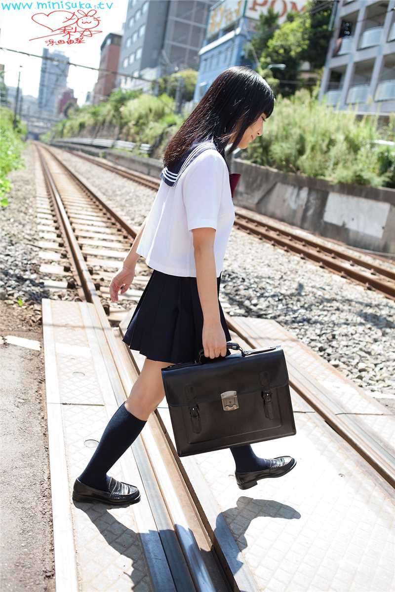 日本学生制服妹子浜田由梨甜美外拍照