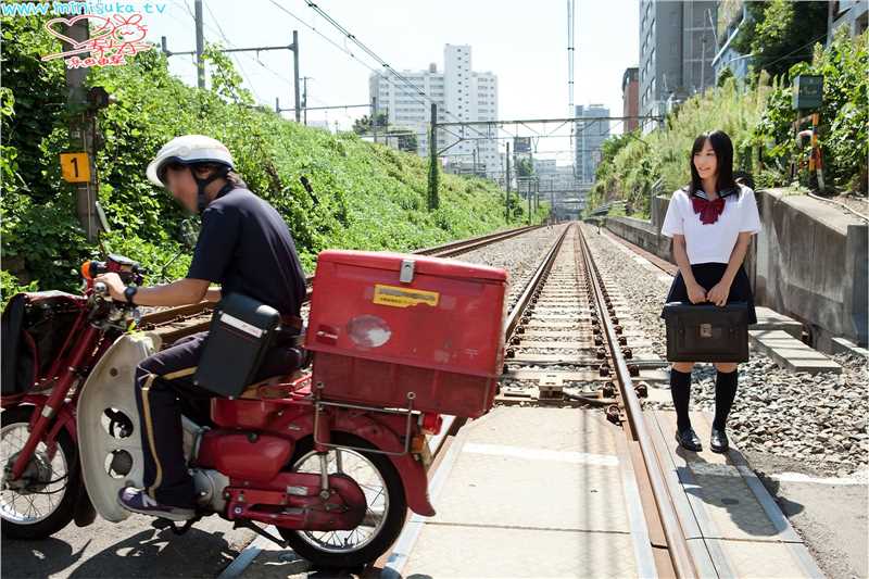 日本学生制服妹子浜田由梨甜美外拍照