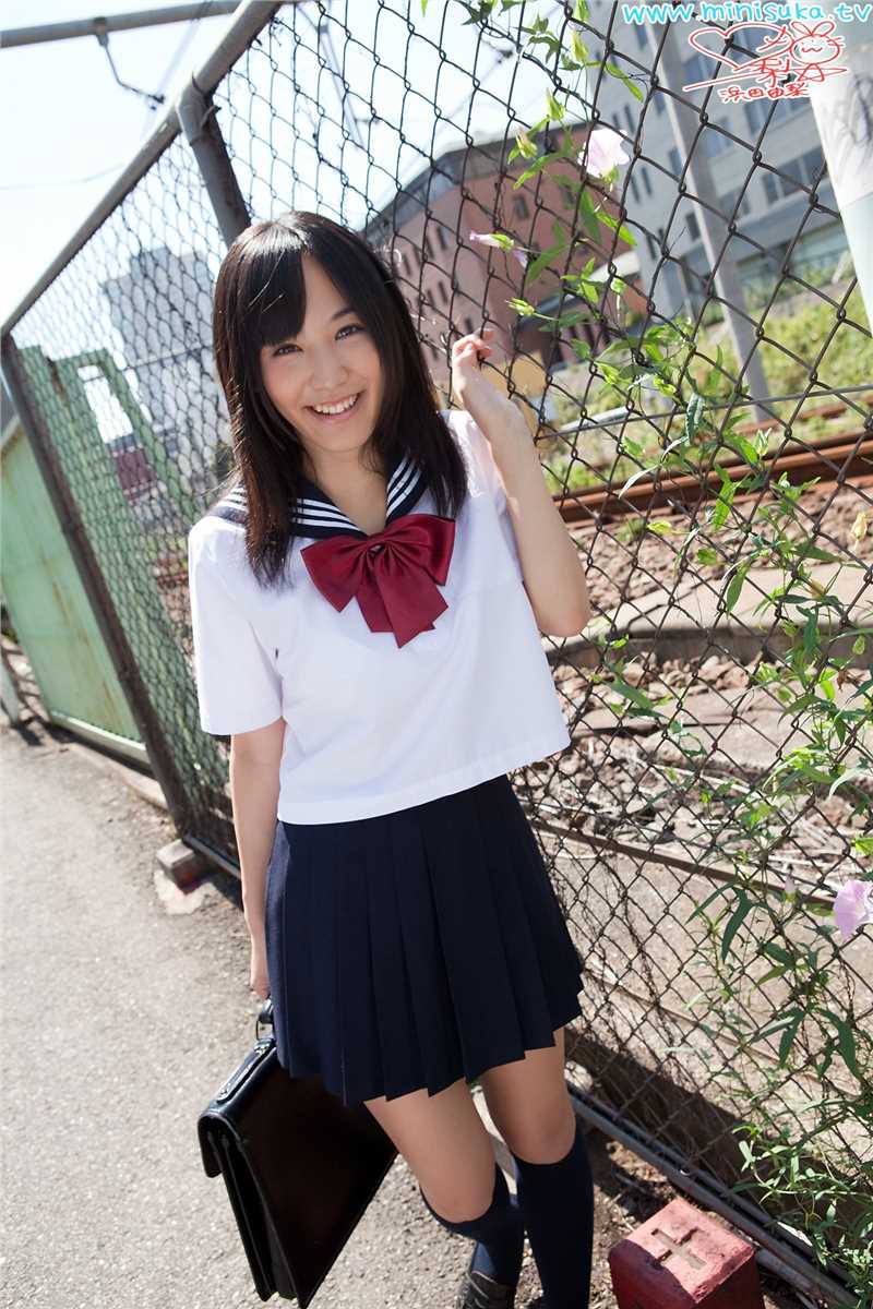 日本学生制服妹子浜田由梨甜美外拍照