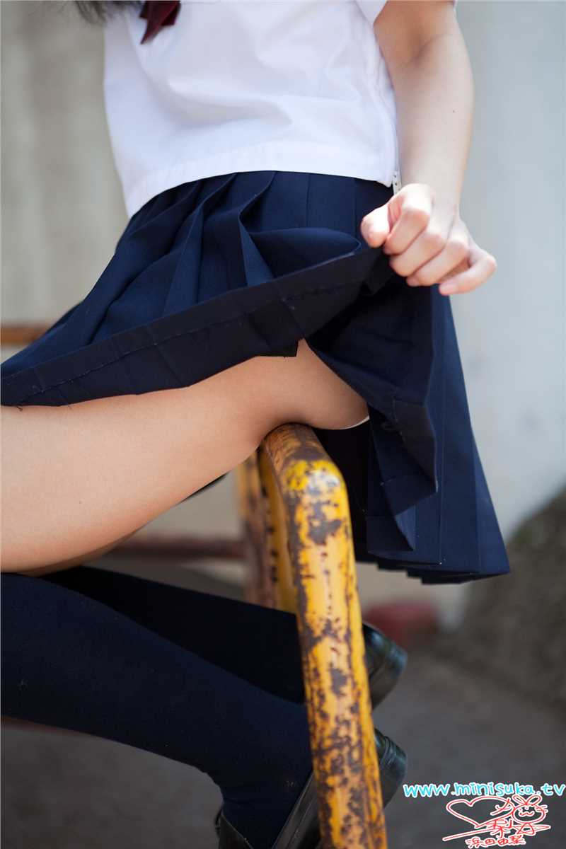 日本学生制服妹子浜田由梨甜美外拍照