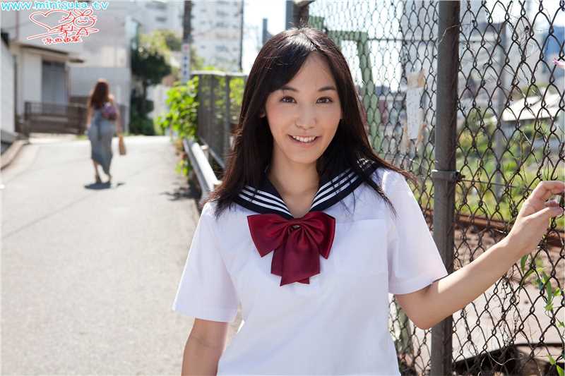日本学生制服妹子浜田由梨甜美外拍照