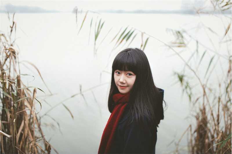 特别专辑草丛中的甜美女孩唯美图片