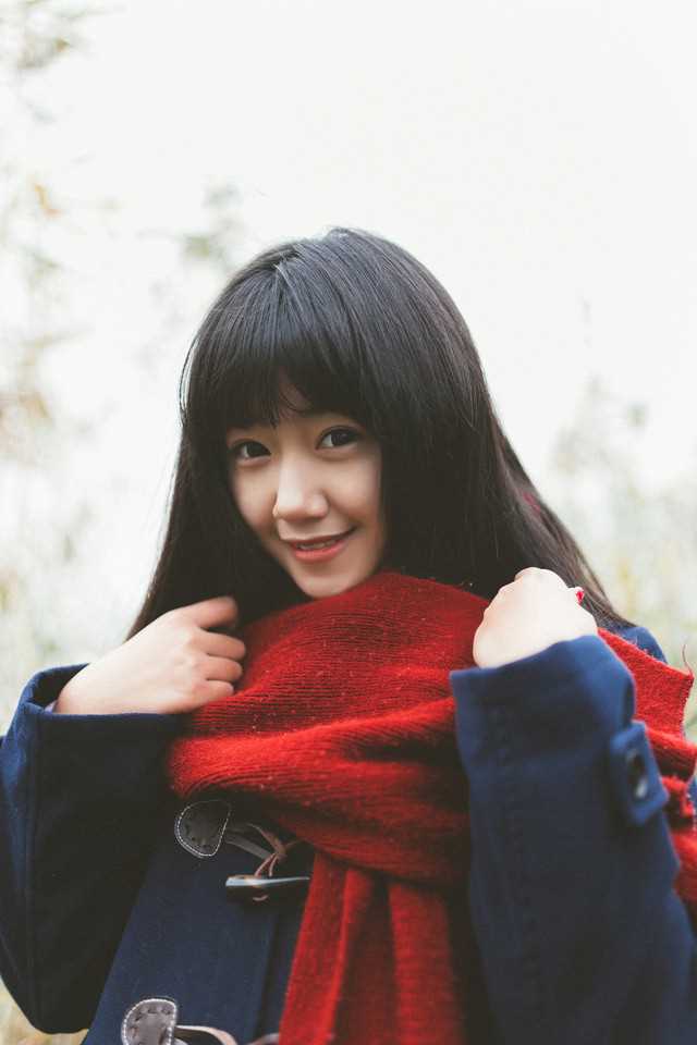 特别专辑草丛中的甜美女孩唯美图片