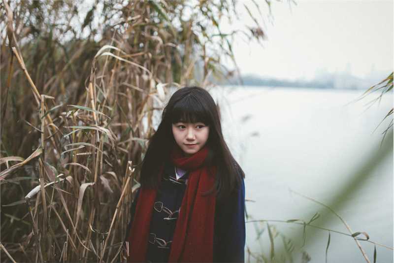 特别专辑草丛中的甜美女孩唯美图片