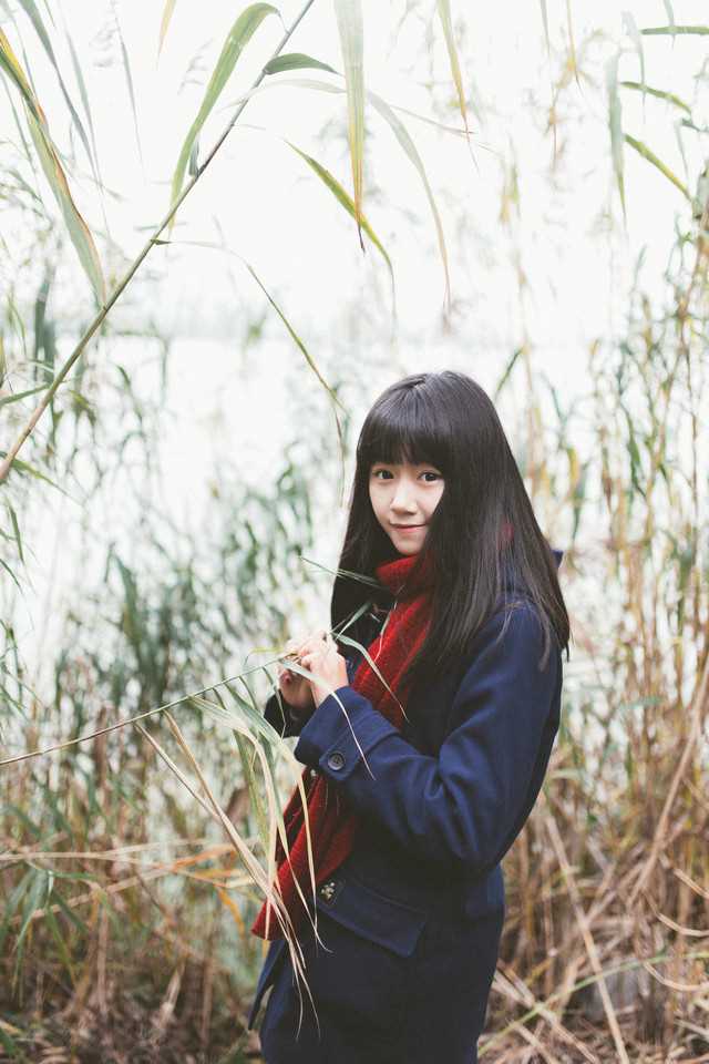 特别专辑草丛中的甜美女孩唯美图片