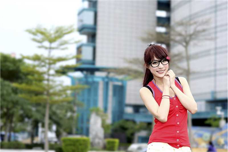 台湾女孩Jessica户外展甜美笑容