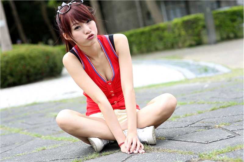 台湾女孩Jessica户外展甜美笑容