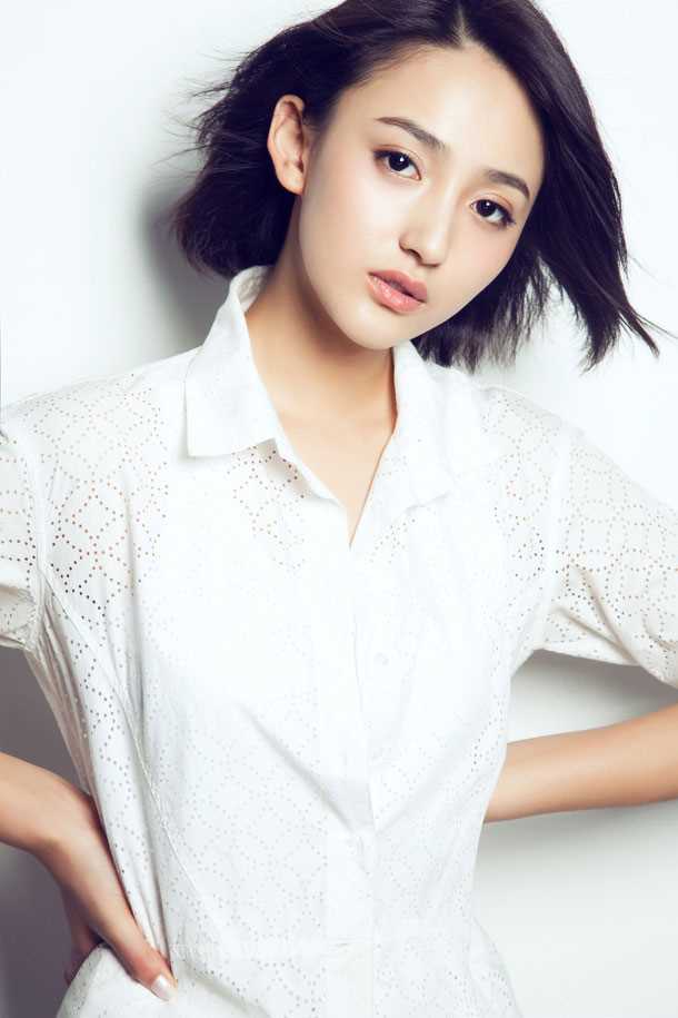 最全靓丽明星艾晓琪高清纯白照壁纸