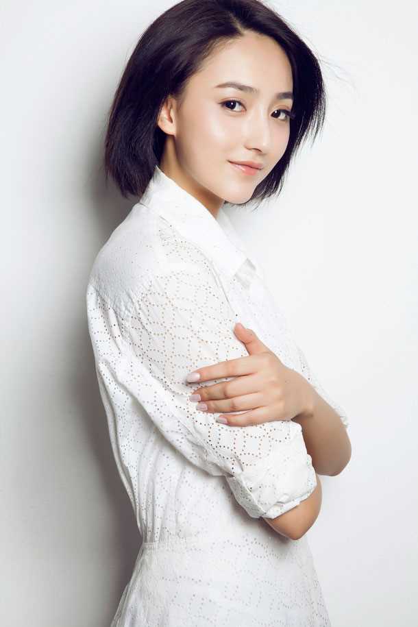 最全靓丽明星艾晓琪高清纯白照壁纸