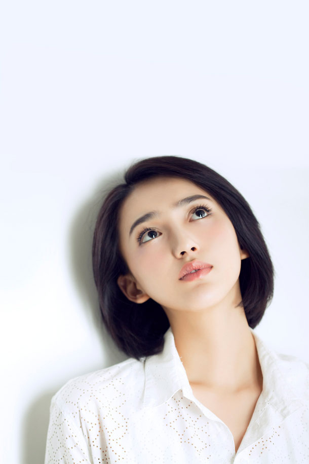 最全靓丽明星艾晓琪高清纯白照壁纸