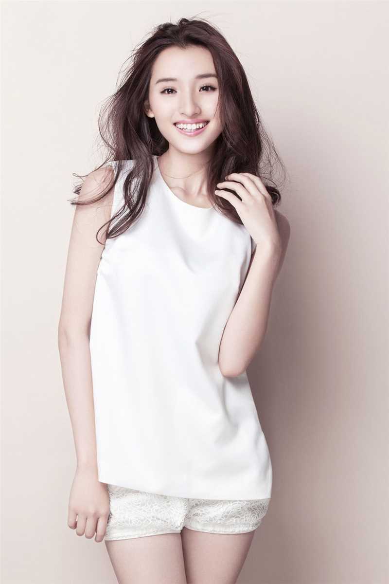 邻家女孩卓煜茜拍新展甜美笑容