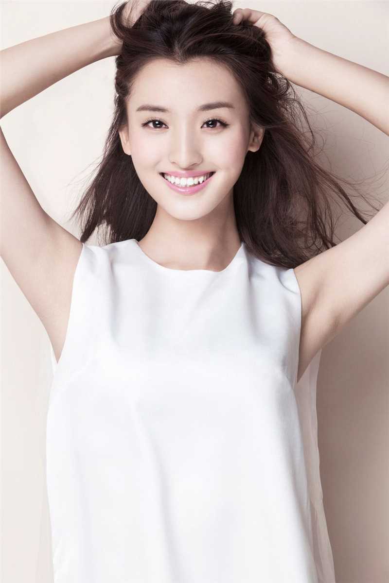 邻家女孩卓煜茜拍新展甜美笑容