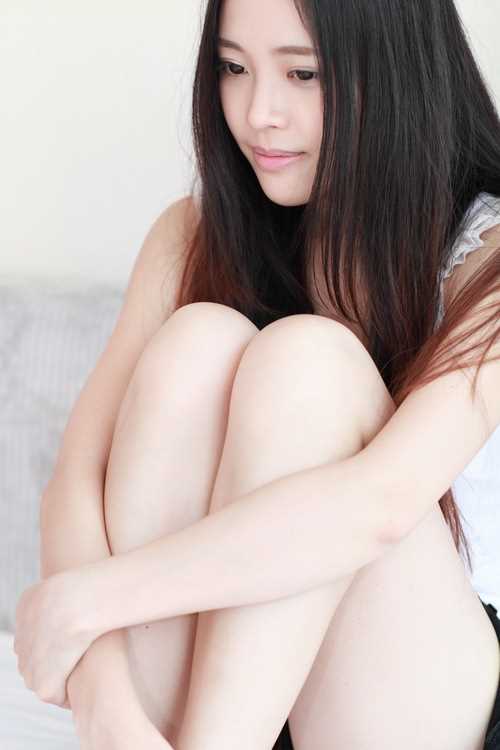 最全甜美女孩室内白衣迷人图片壁纸