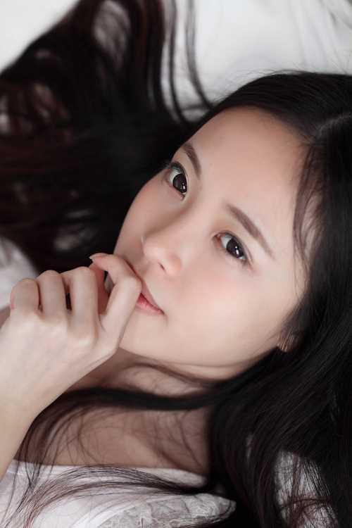 最全甜美女孩室内白衣迷人图片壁纸