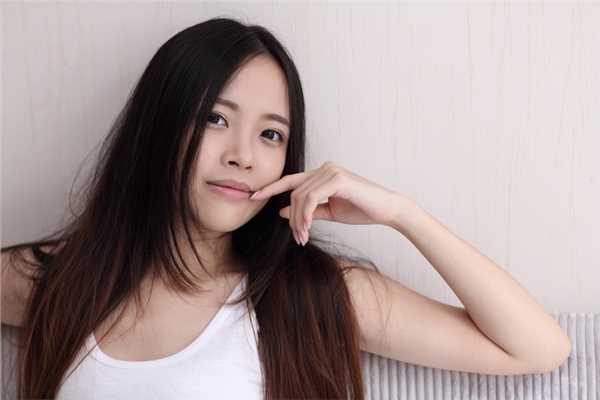 最全甜美女孩室内白衣迷人图片壁纸