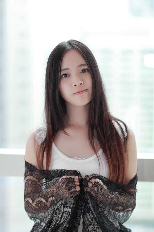 最全甜美女孩室内白衣迷人图片壁纸