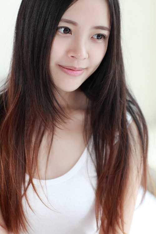 最全甜美女孩室内白衣迷人图片壁纸