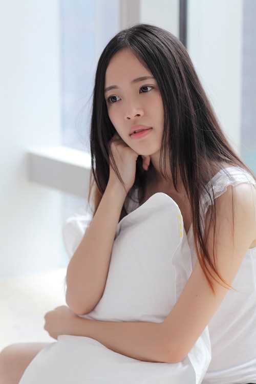 最全甜美女孩室内白衣迷人图片壁纸