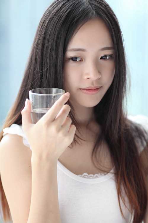 最全甜美女孩室内白衣迷人图片壁纸