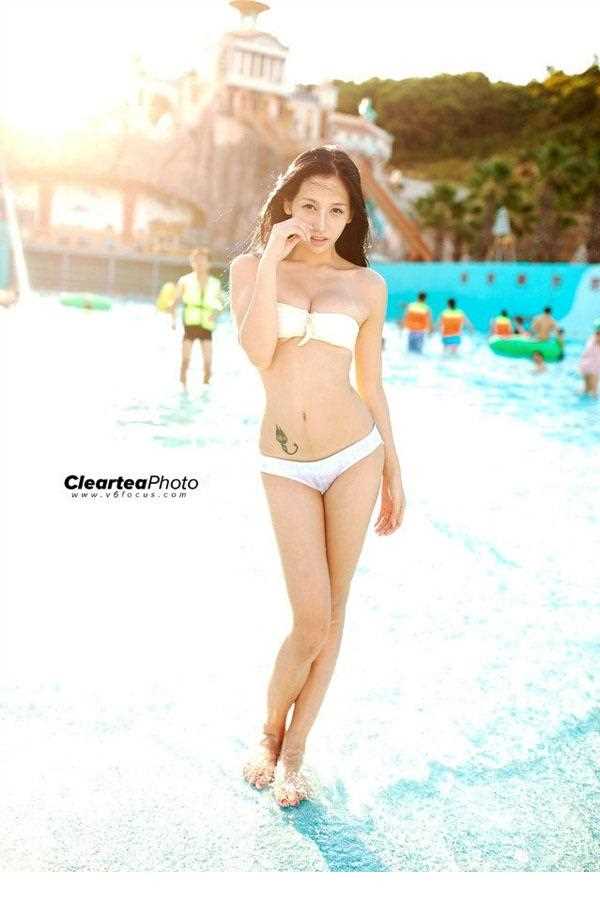 甜美女孩泳池性感酥胸长腿