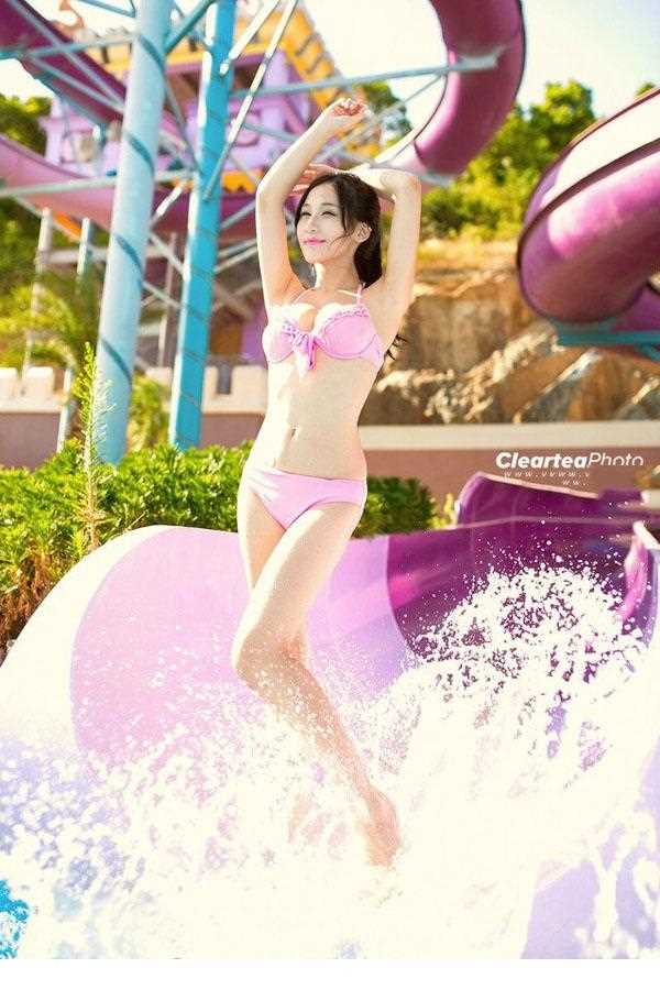 甜美女孩泳池性感酥胸长腿