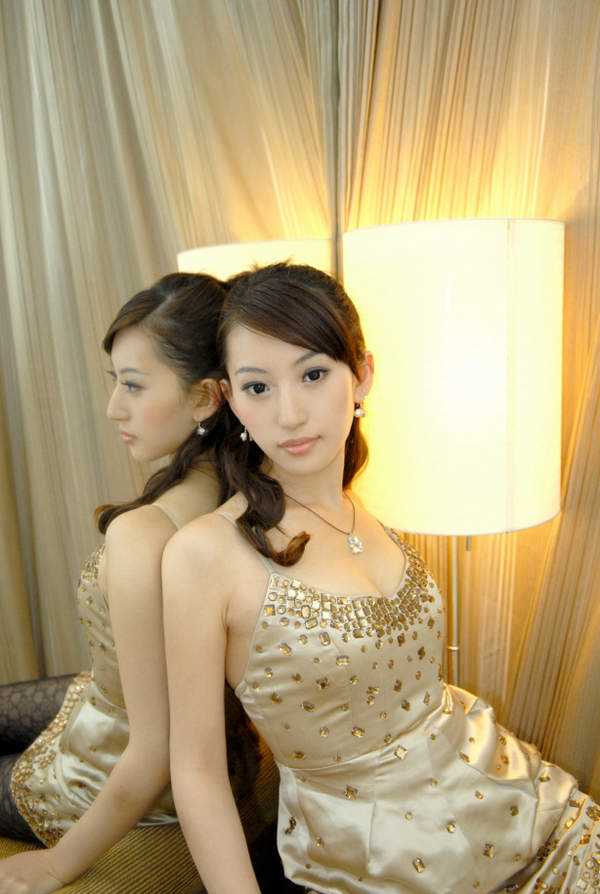 甜美女孩演绎黑好看惑