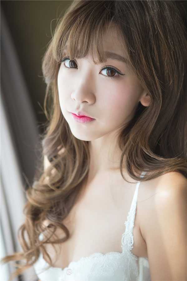 甜美女孩性感内衣袜子诱人