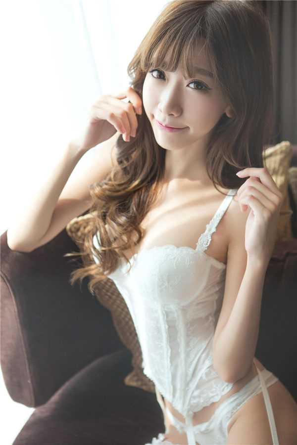 甜美女孩性感内衣袜子诱人