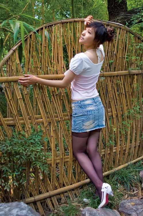 最全甜美女孩户外黑丝高清相册