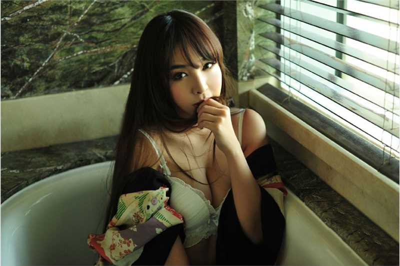 特别专辑甜美女孩浴室大胆内衣图片