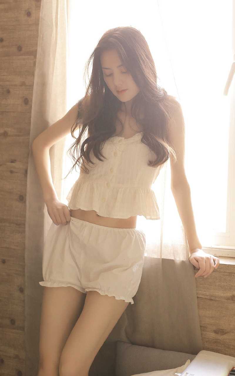 高清宅男女神白皙长腿美臂精致五官貌若天仙私房图集