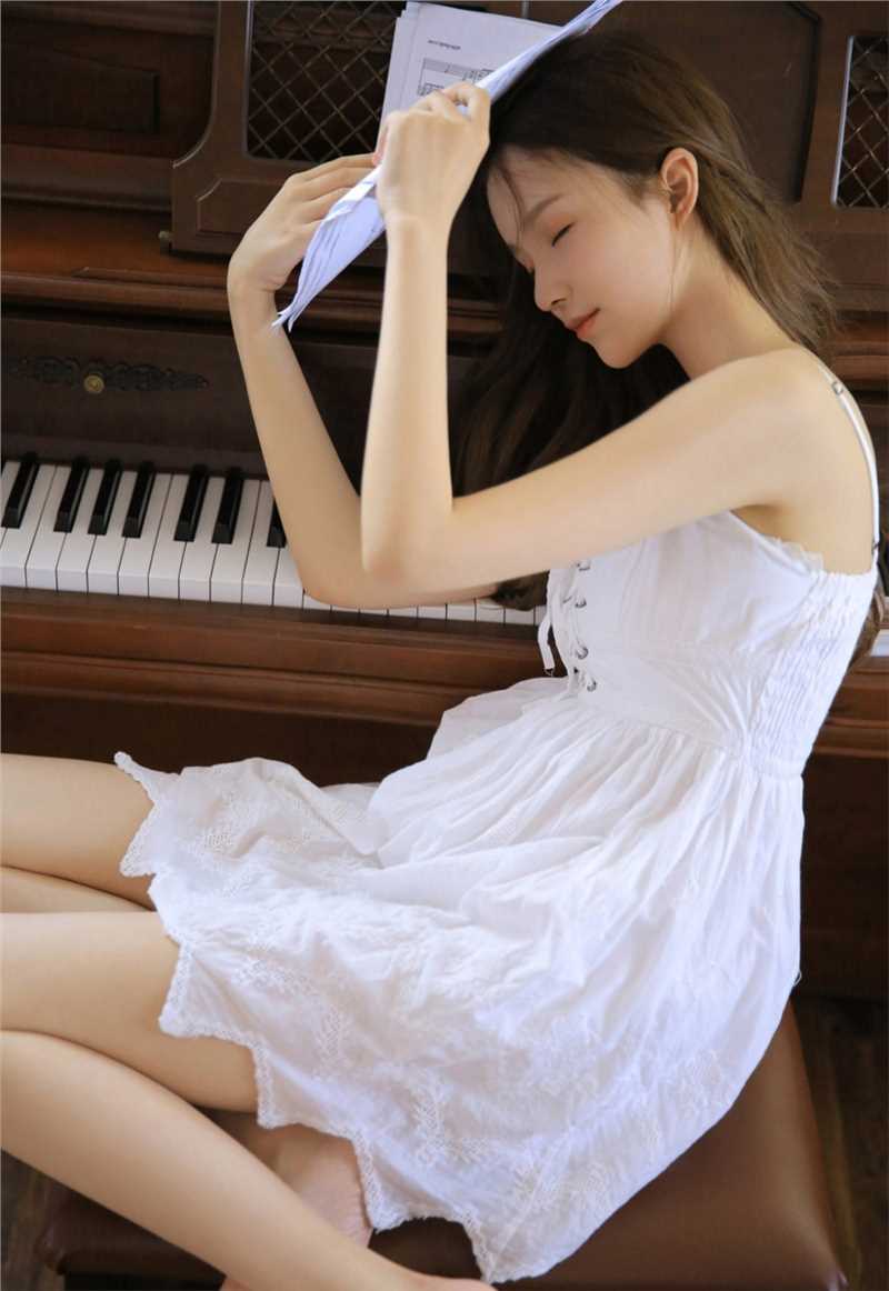 精选宅男女神裹胸吊带长裙性感裸模图册