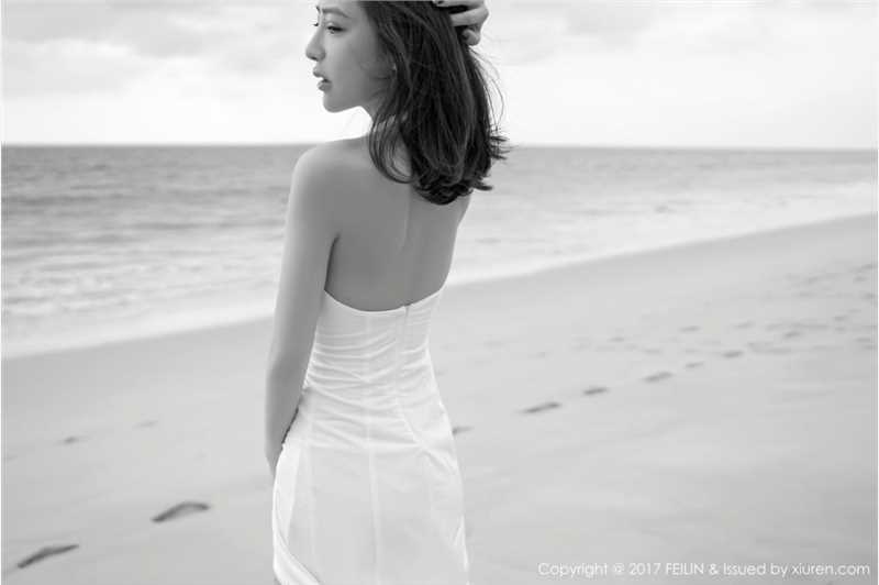 宅男女神施忆佳泳装湿身