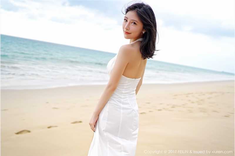 宅男女神施忆佳泳装湿身