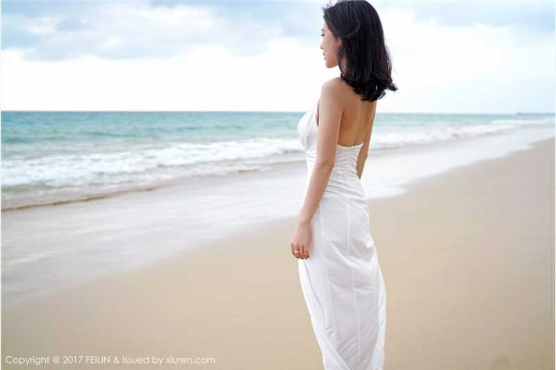 宅男女神施忆佳泳装湿身