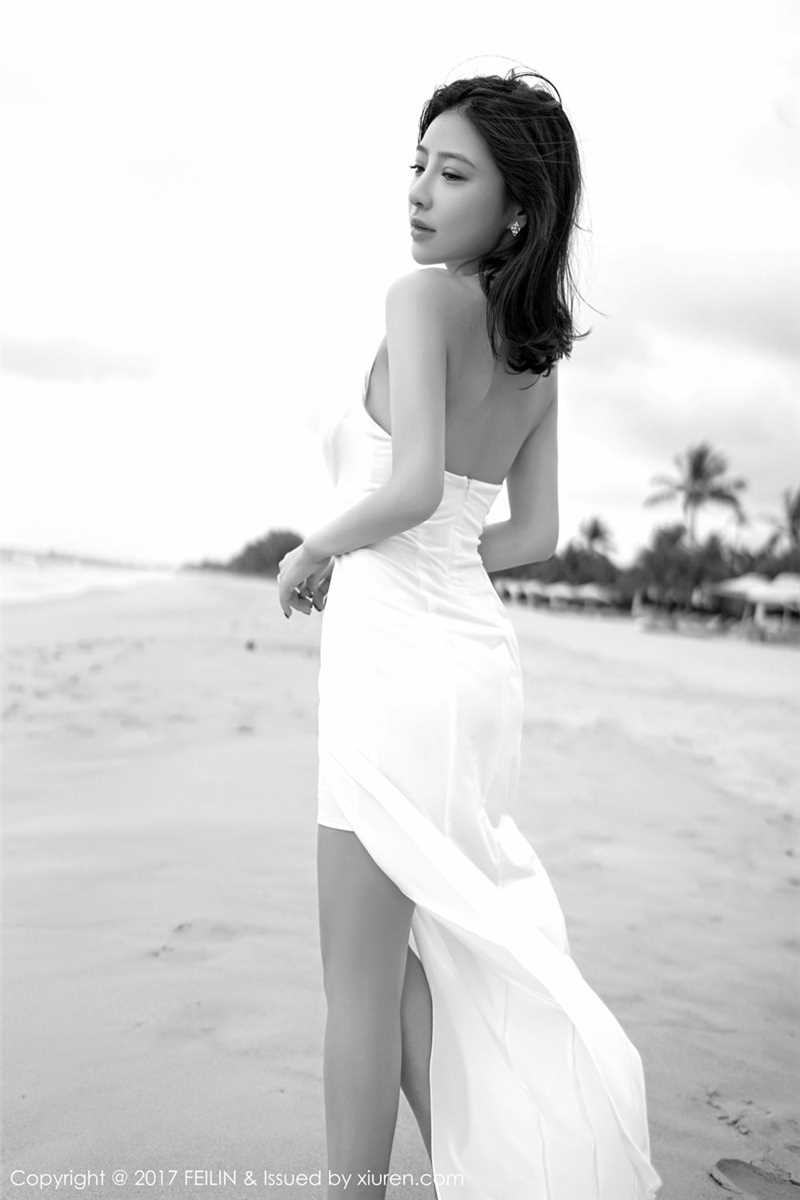 宅男女神施忆佳泳装湿身