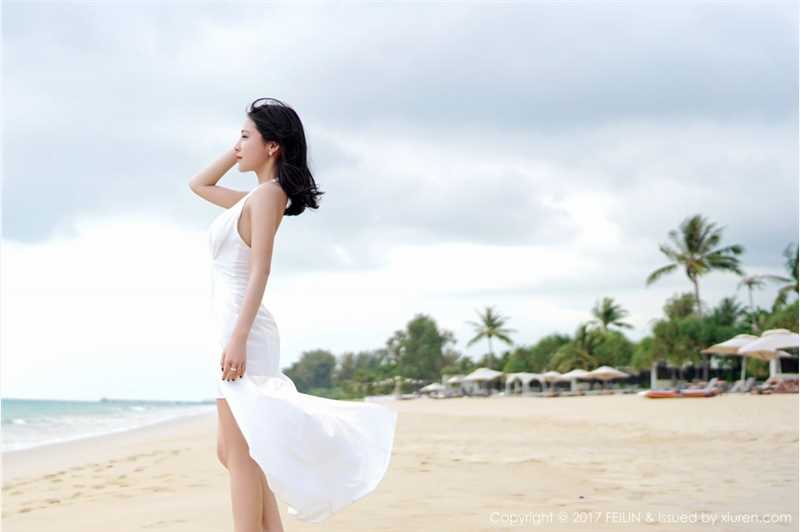 宅男女神施忆佳泳装湿身