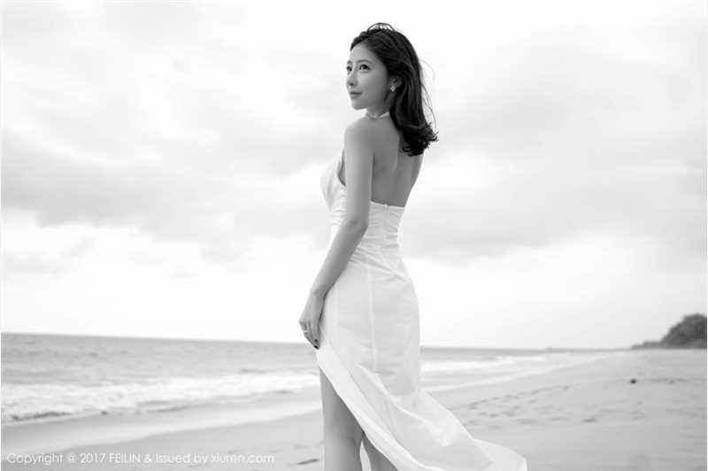 宅男女神施忆佳泳装湿身