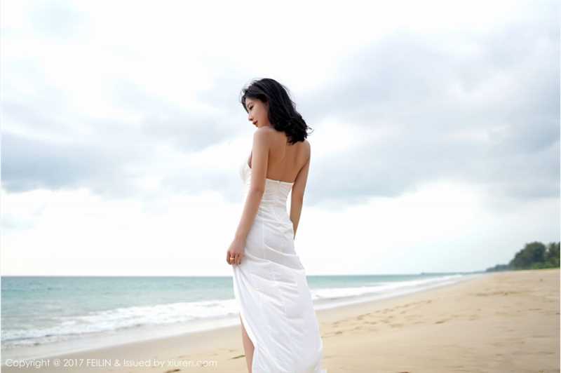 宅男女神施忆佳泳装湿身