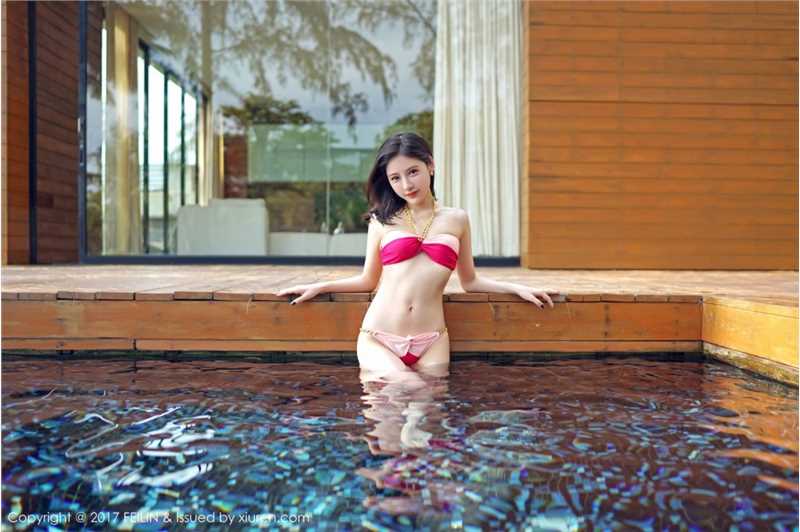 宅男女神施忆佳泳装湿身