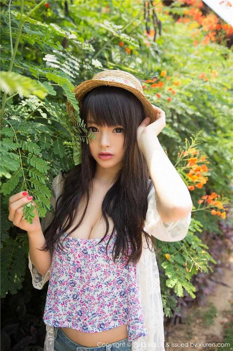 波萝社宅男女神AngelaLee李玲户外秀大胸图片